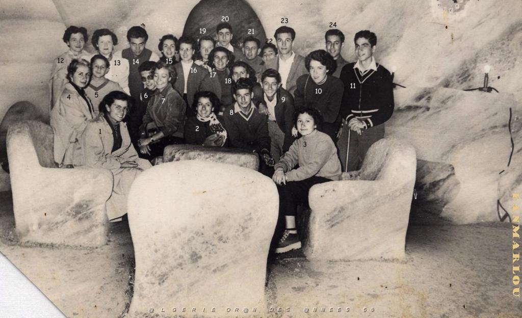 COLO CHAMONIX 1954 LIGUE DE L ENSEIGNEMENT PUBLIC AVEC M. BIDORF.JPG
